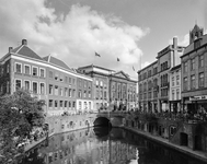 813194 Gezicht op de voorgevels van het Stadhuis (Stadhuisbrug 1) te Utrecht, met op de voorgrond de Oudegracht, vanaf ...
